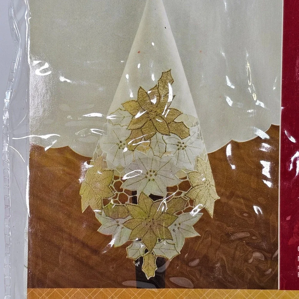 Bed Bath & Beyond Christmas Spirit Gold Tablecloth 60x84 Oval Ivory Poinsettia